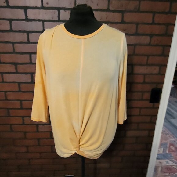 Heart w/Hips front knot top with three quarter length sleeves. - Picture 1 of 5